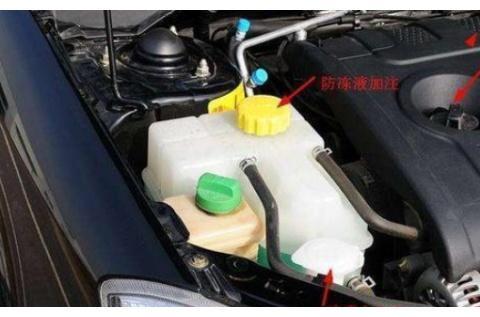 当玻璃水没有了能自己添加吗？听维修工说完，车主：下次不会了！