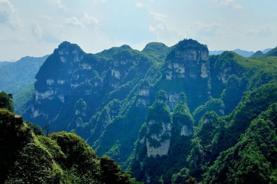 贵州大山发现一个神秘山峰,薄如刀片,还有个从天而降的小庙