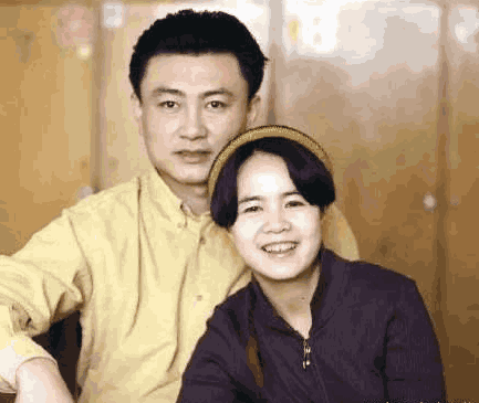 这对夫妻都是央视主持, 妻子52岁仍是童颜, 两人最萌身高差超甜