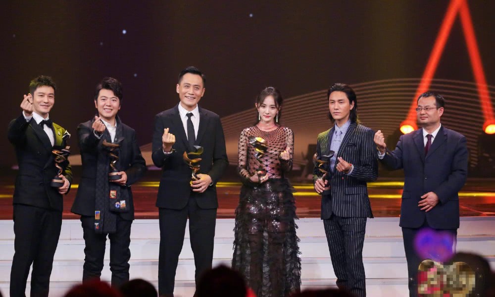 一众明星"比心":郎朗刘烨向黄晓明求教,杨幂与陈坤相互切磋