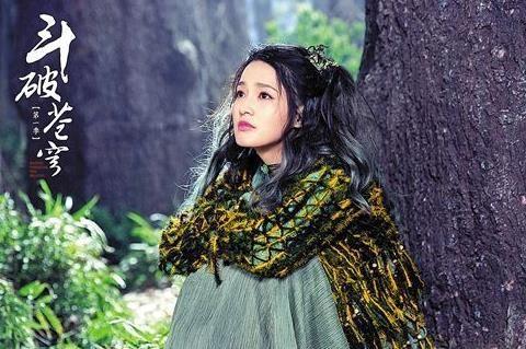 发型彩色卷女星大全,李沁被白冰秒杀!波浪藏辫的编发剧照图片