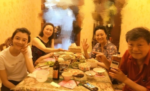 车晓和妈妈王丽云近照，母女俩的婚姻都很失败，父亲隐藏的好深