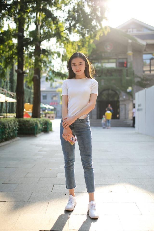 就算是p图一般人也不敢这么p吧.不得不说美女的身材比例太好了.