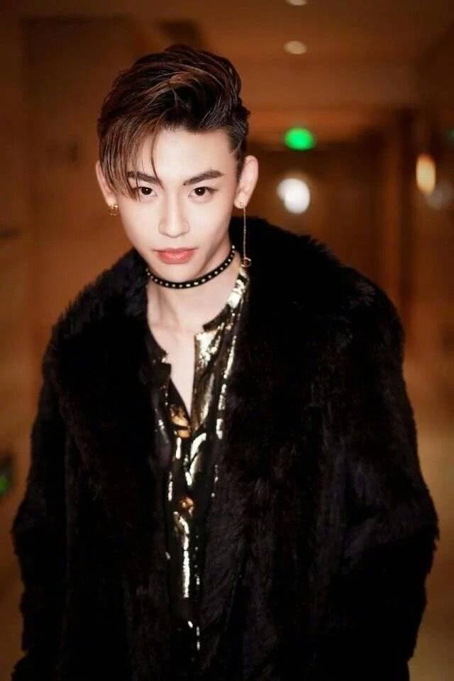 小鬼秒删暧昧微博!王琳凯疑似公布恋情?微博晒情侣鞋子!