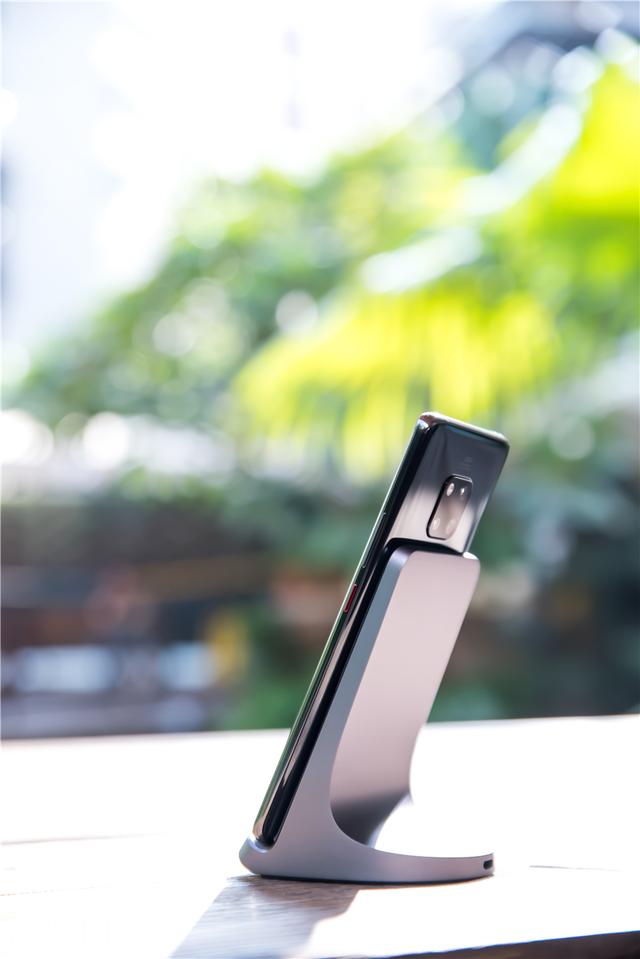 独立评测团队爱否科技推出无线充电器,你会买吗?