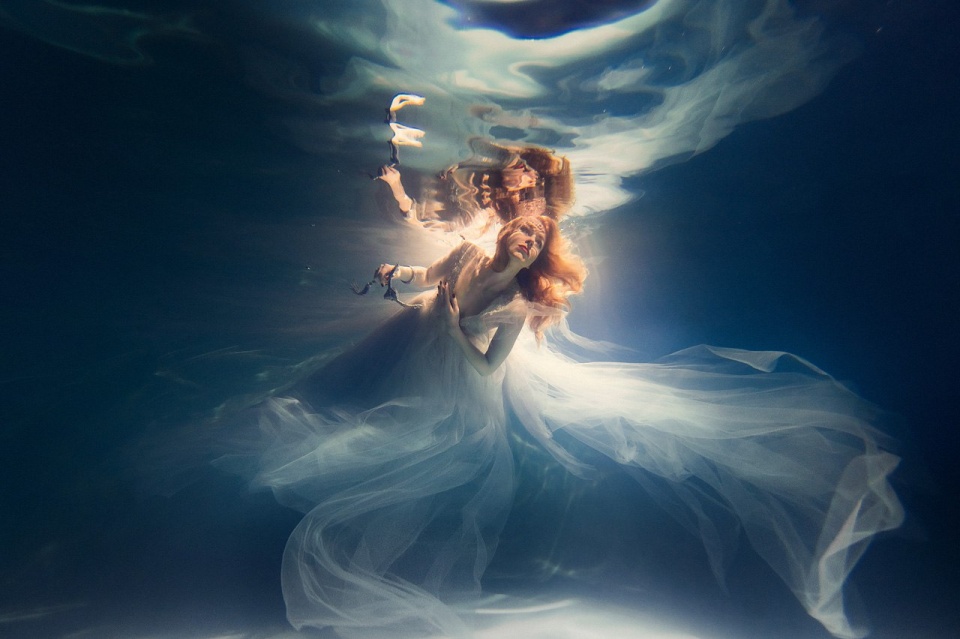 来自俄罗斯摄影师的"水下精灵"有种梦幻感!