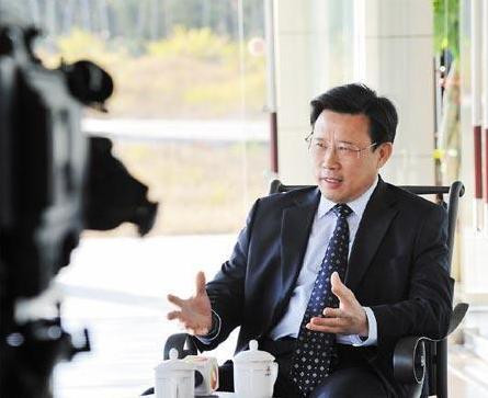 湖南共6辆迈巴赫他独占4辆,为了孝顺父母在农村家门口修停机坪