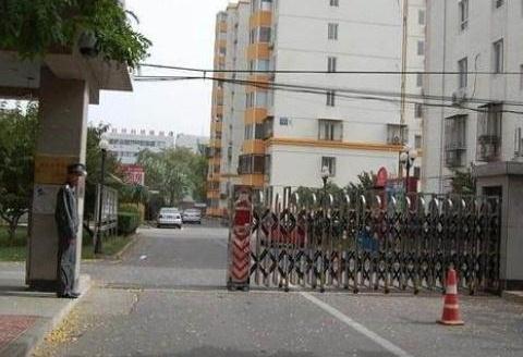 交了停车费后,车辆被刮伤,那么物业该不该赔偿?!