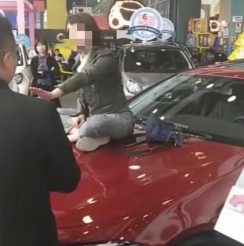 奔驰否认收金融服务费 女车主家属：推卸责任