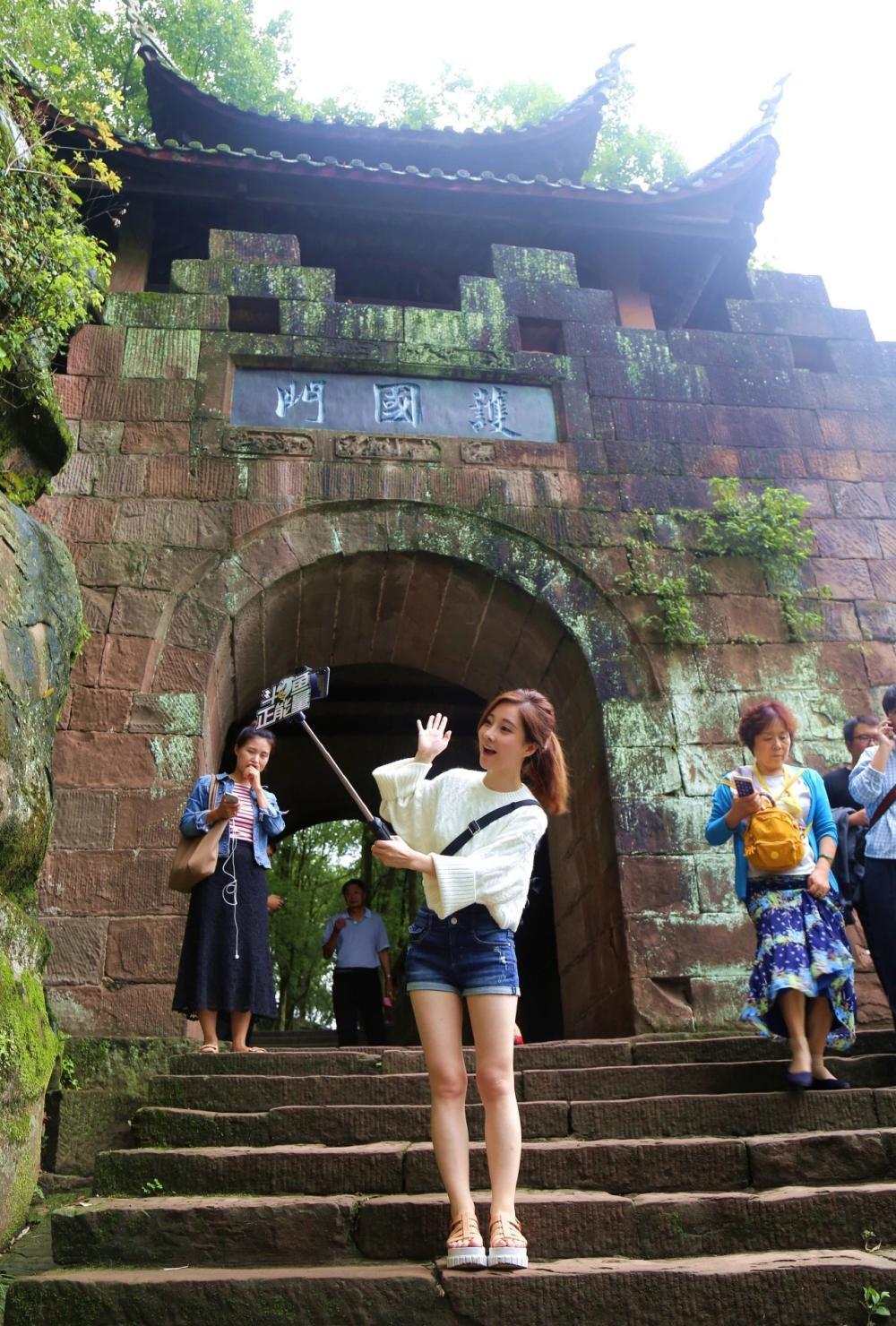 冯提莫参与乡村振兴直播活动, 传递正能量义