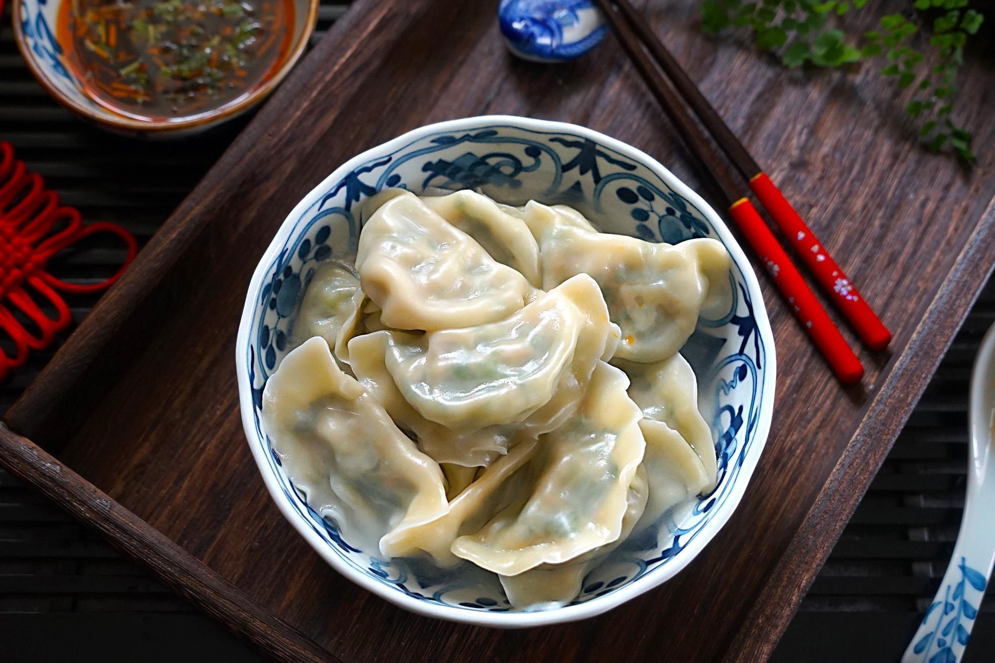 今天大暑,老公下厨给我包了韭菜馅的饺子,咬一口真鲜美