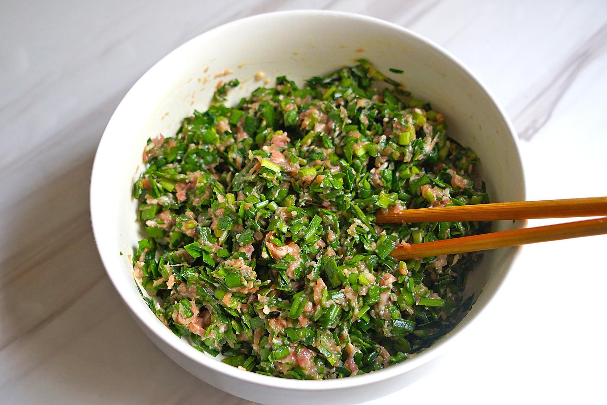 今天大暑,老公下厨给我包了韭菜馅的饺子,咬一