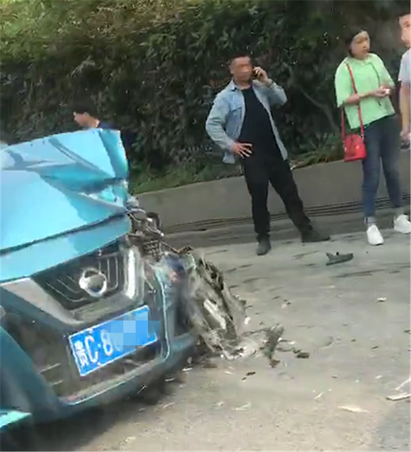 10万日产蓝鸟撞观致,看到车损那一刻,就能知日系车质量!