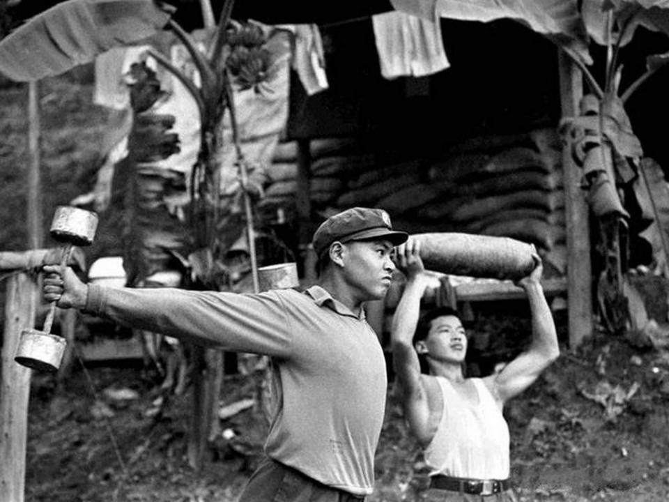 20世纪80年代初,中越边境地区的解放军边防部队哨兵与巡逻的战士.