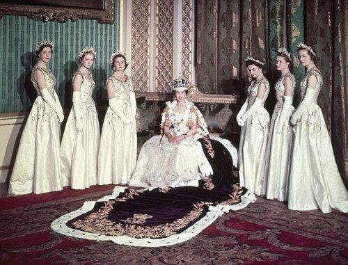 英国王室礼服:女王加冕礼服很昂贵 最后一件穿了100多
