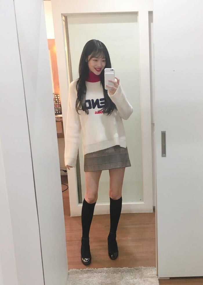 韩国女神大pk,林允儿撞衫撞上崔雪莉,一个看脸一个看腿!