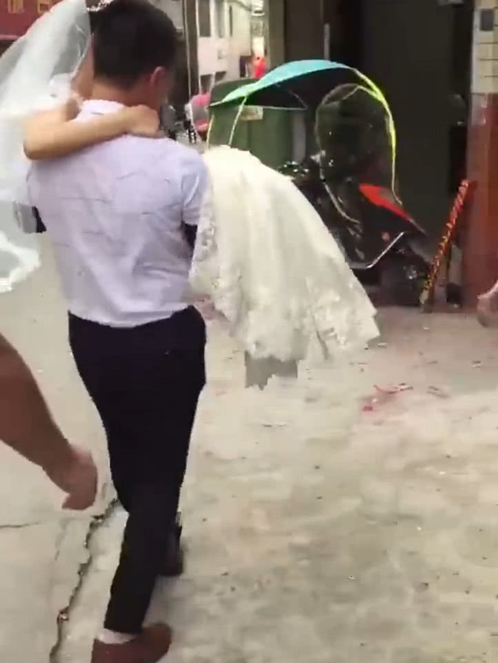 迎娶新娘上楼时,抱着新娘摔倒在地,网友:婚还能继续吗