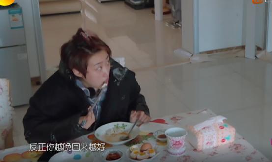 《我家那闺女》郭跃爸爸提前回家参与女儿聚会，网友：没眼力！