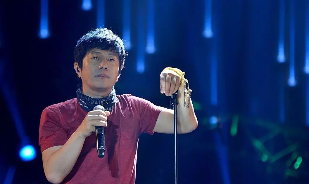 前妻为他付出20年，成名后两人却离婚，后娶小25岁娇妻！