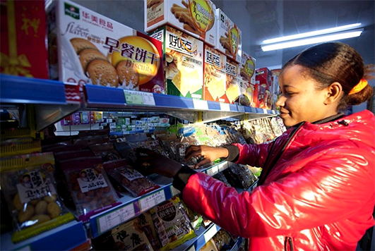 非洲很穷,为什么20万华人宁愿留下当老板,也不