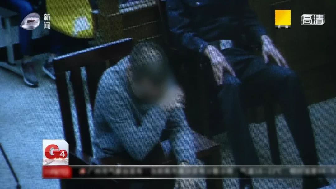 广州一男子端起沸腾的火锅泼向他人头上,竟是为了