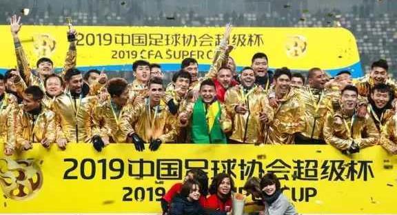 2019超级杯上港2-0国安捧杯,侯永永创中国足球