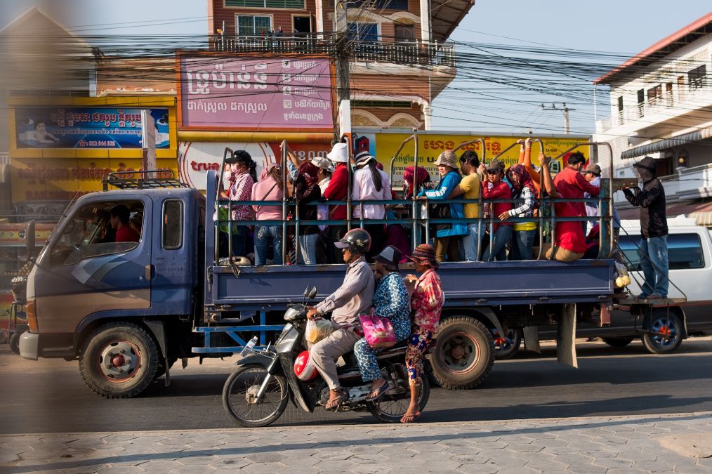 柬埔寨首都金边街头实拍：卡车车斗挤满乘客，还有人坐在车厢顶上
