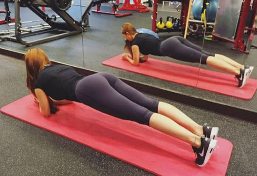 微胖型女白领爱健身,坚持做平板支撑,小腹平坦曲线迷人!