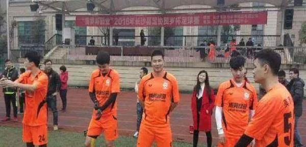 昔日足球天才董方卓现状33岁看着像40,定居厦