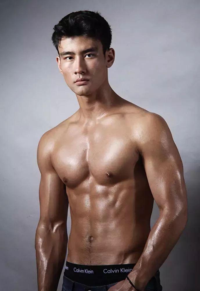 集才华与美貌与一身的帅哥, 演了一个gay角色!