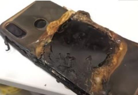 华为手机爆炸后续，原来是一场误会，起因是当事人更换非官方电池_新浪新闻