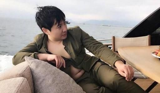 沈腾姐姐晒腾叔丑照,扣子被崩开露出两层肉,蝴蝶结几乎不离身