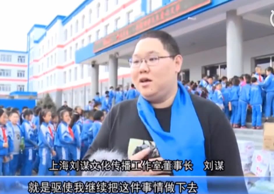面对镜头的采访,pdd多次结巴,话都说不流畅