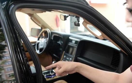 车子时间长了，车内噪音很大？老司机：用这招高速上“鸦雀无声”