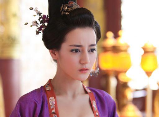 不用替身的明星,热巴被打出血,杨幂差点毁容,他