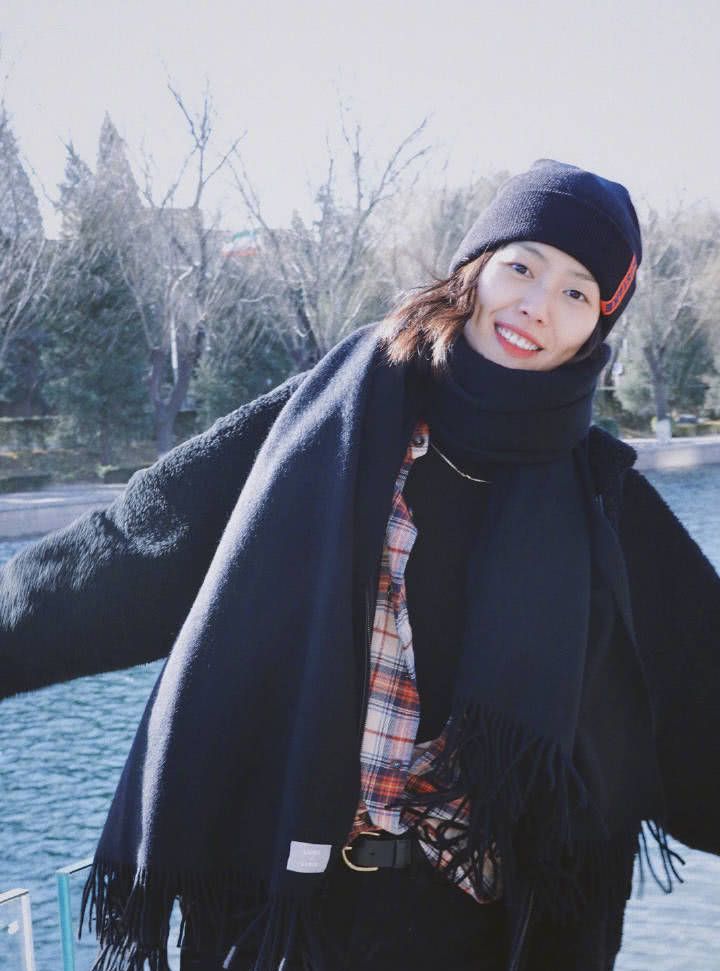 刘雯最新河边街拍美照,分享冬季保暖又时尚的穿搭