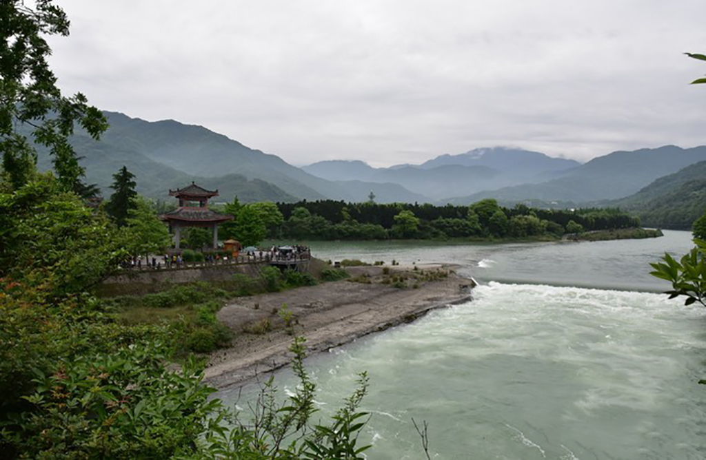 赏千年乌木,看卧铁喷泉,也许你不知道在成都哪个公园看