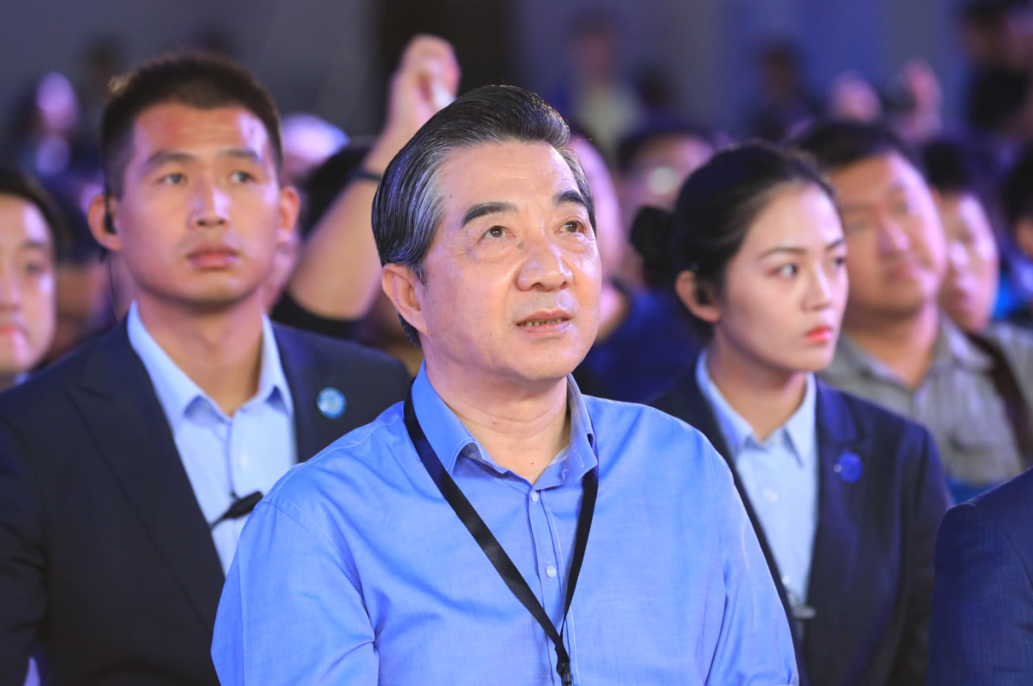 张召忠出席军迷活动，身旁的女保镖完美抢镜，张局座眼光相当可以