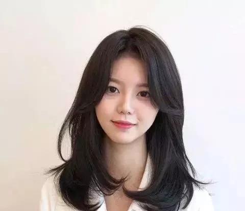 让你时尚气质倍增的发型，这样的女生中长发型你会中意哪款呢！|发型|刘海 