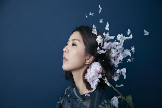 许茹芸新专绽放的绽放的绽放《花粉症》MV