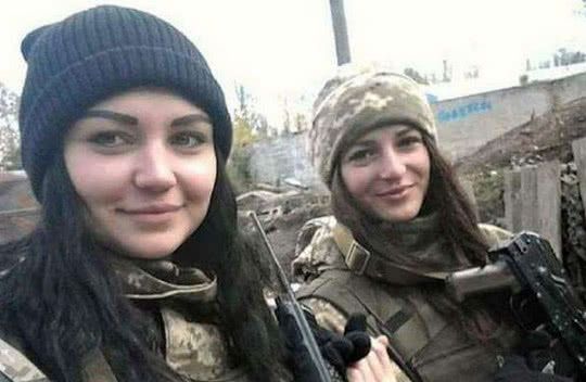 乌克兰女兵!在战争时,男兵和女兵同