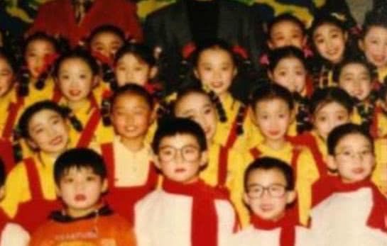 景甜童年照流出,真是从小美到大,网友:小时候就注定能