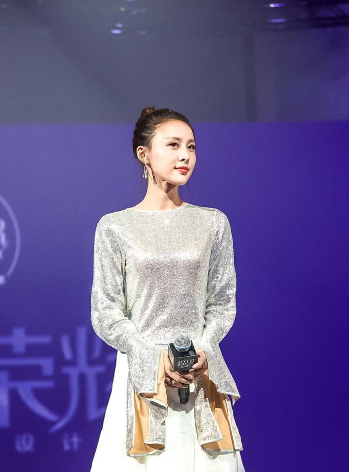 杨超越火箭少女第一美？西装裙碰上贾青，瞬间就显得小家子气了