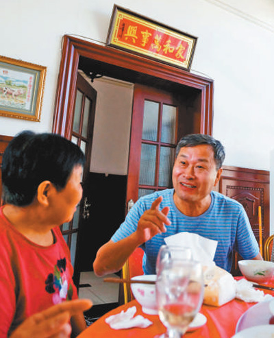 王贵武(右)在与抗洪烈士母亲一起就餐。李胜利摄(人民视觉)