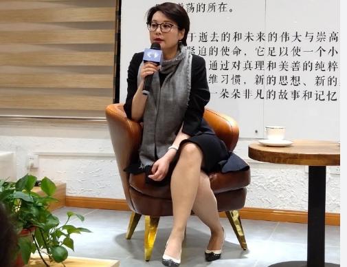 46岁袁立再婚，晒亲吻照：坚强的女人一直活在自己的节奏里！