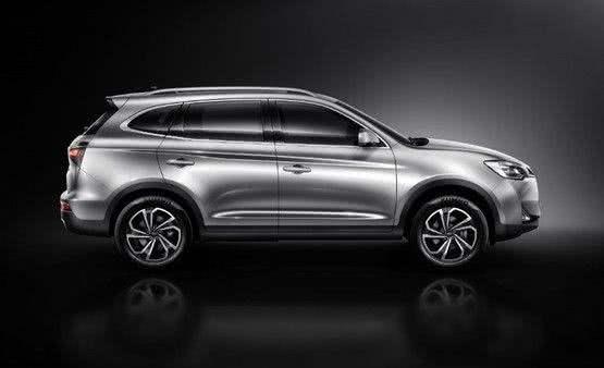 车长近4米8的紧凑型SUV,顶配13万多,配置丰富,奔驰内饰