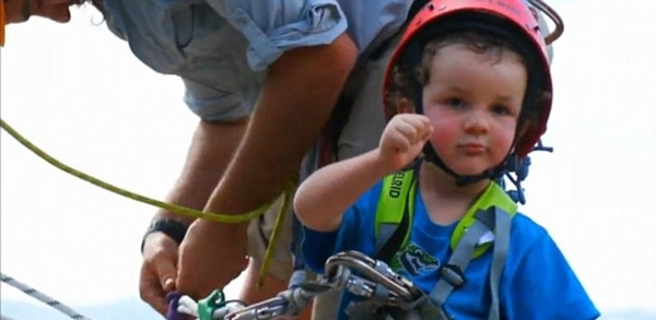 英国夫妇让3岁儿子挑战各种极端运动,自称在疯