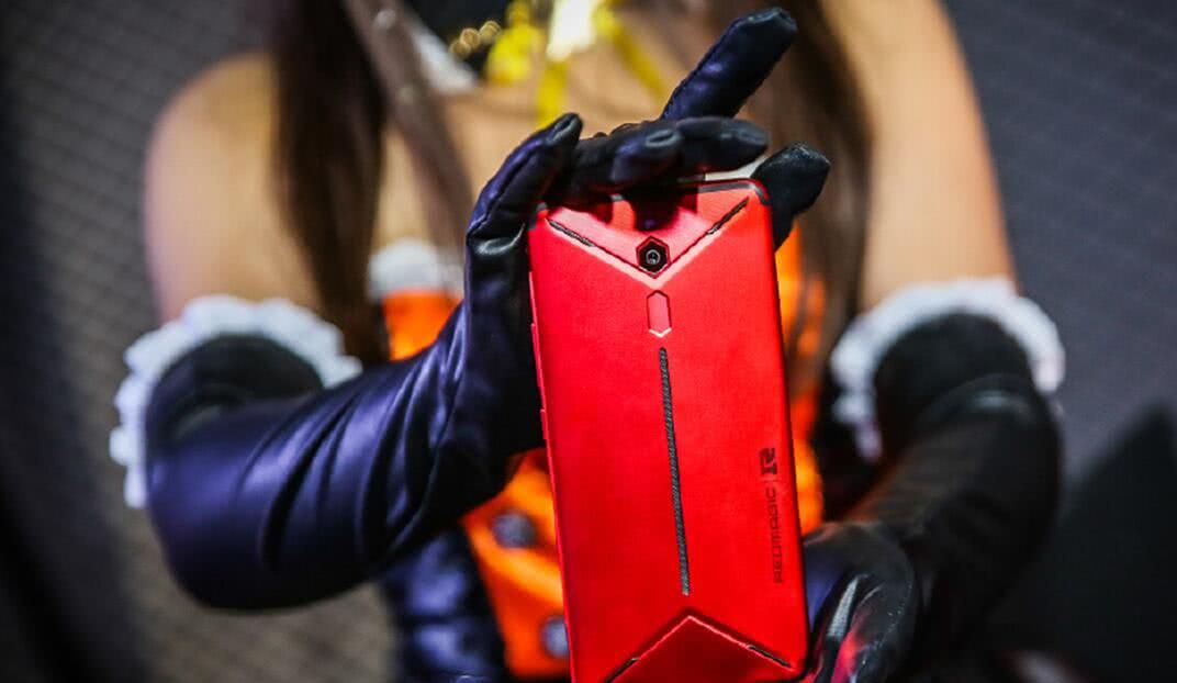 RNG选手用什么手机?双冷系统,性能不输黑鲨,