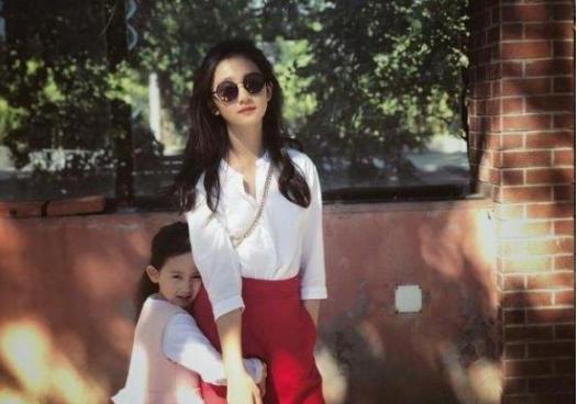 黄磊女儿又化妆，12岁青春少女成30岁贵妇，网友：没认出来！