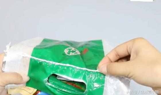 拆大米袋子无从下手?教你一招不必费力扯,几秒